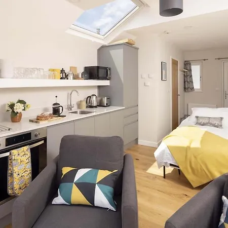 Stylish Boatshed With Sea Views Private Parking Gorran Haven