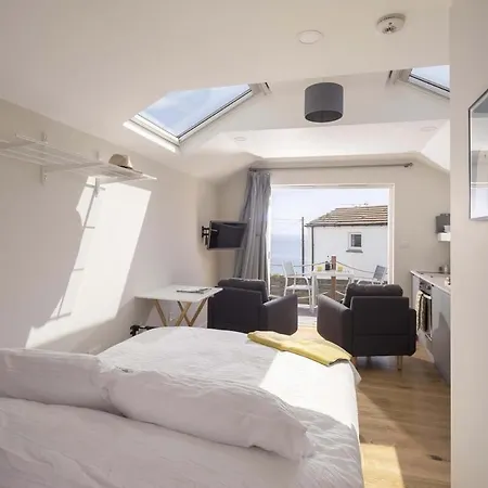 Stylish Boatshed With Sea Views Private Parking Holiday home Gorran Haven