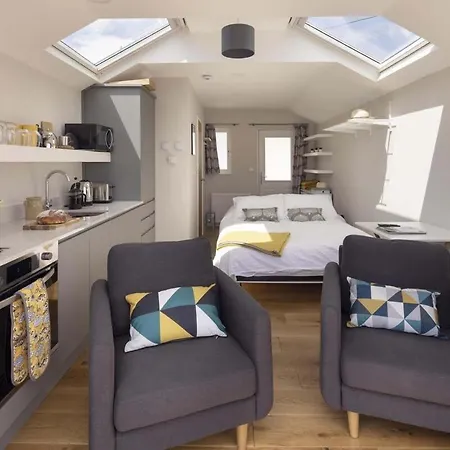 Stylish Boatshed With Sea Views Private Parking *