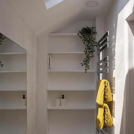 Stylish Boatshed With Sea Views Private Parking